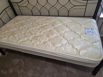 Metal daybed with mattress
