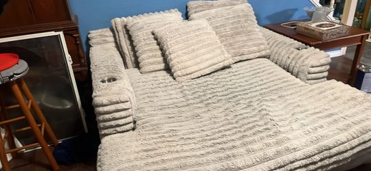 Selling couch/bed