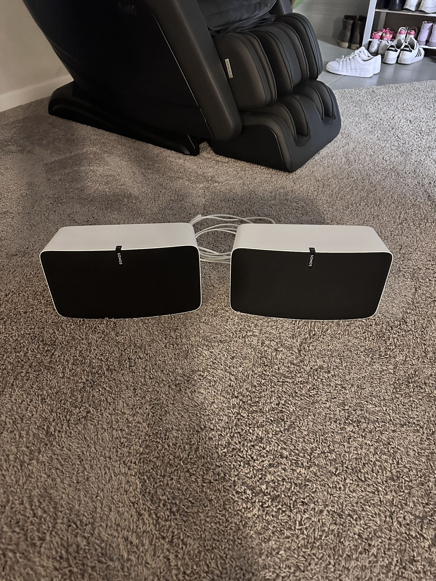Pair Of White Sonos second Gen Play 5’s