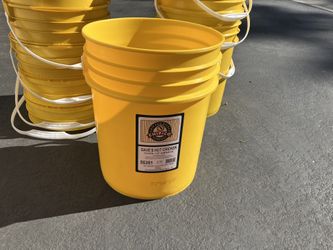 5 gallon yellow buckets