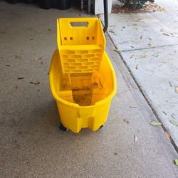 Rubbermaid WaveBrake commercial mop bucket with wringer 