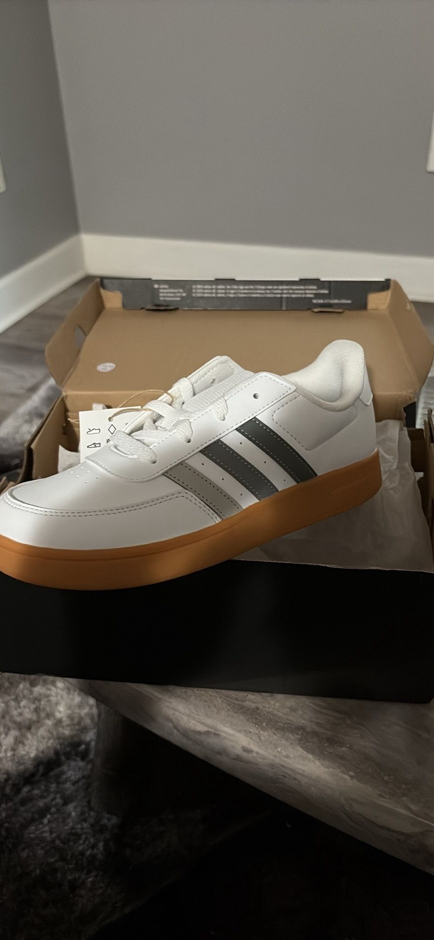 Size 5y/ 6 Women’s Adidas