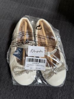 Girls size 11 white dress shoe with rhinestone