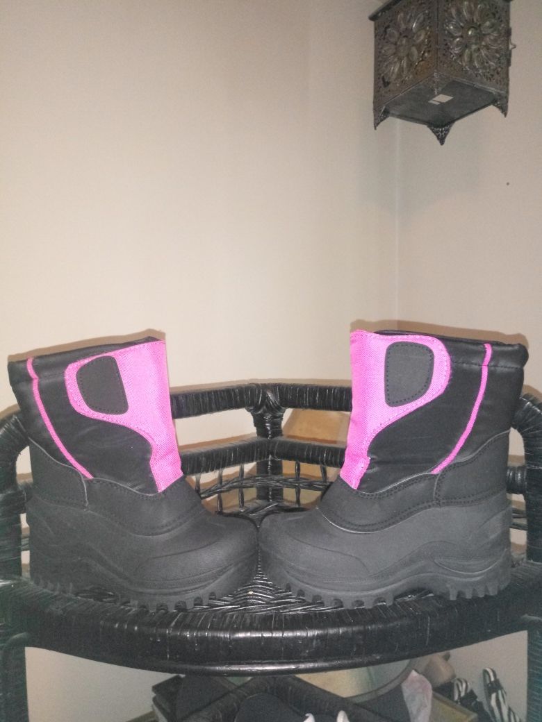 Itasca snow buster toddler water resistant winter boots sz 9. Must pick up ..firm price