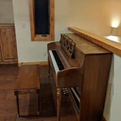 FREE PIANO (upright spinnet) 