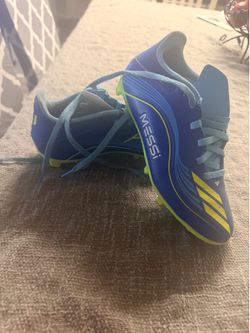 Youth soccer cleats