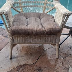 x1 Oversized white wicker papason Library chair w/ cushion pool deck spa balcony lawn garden patio