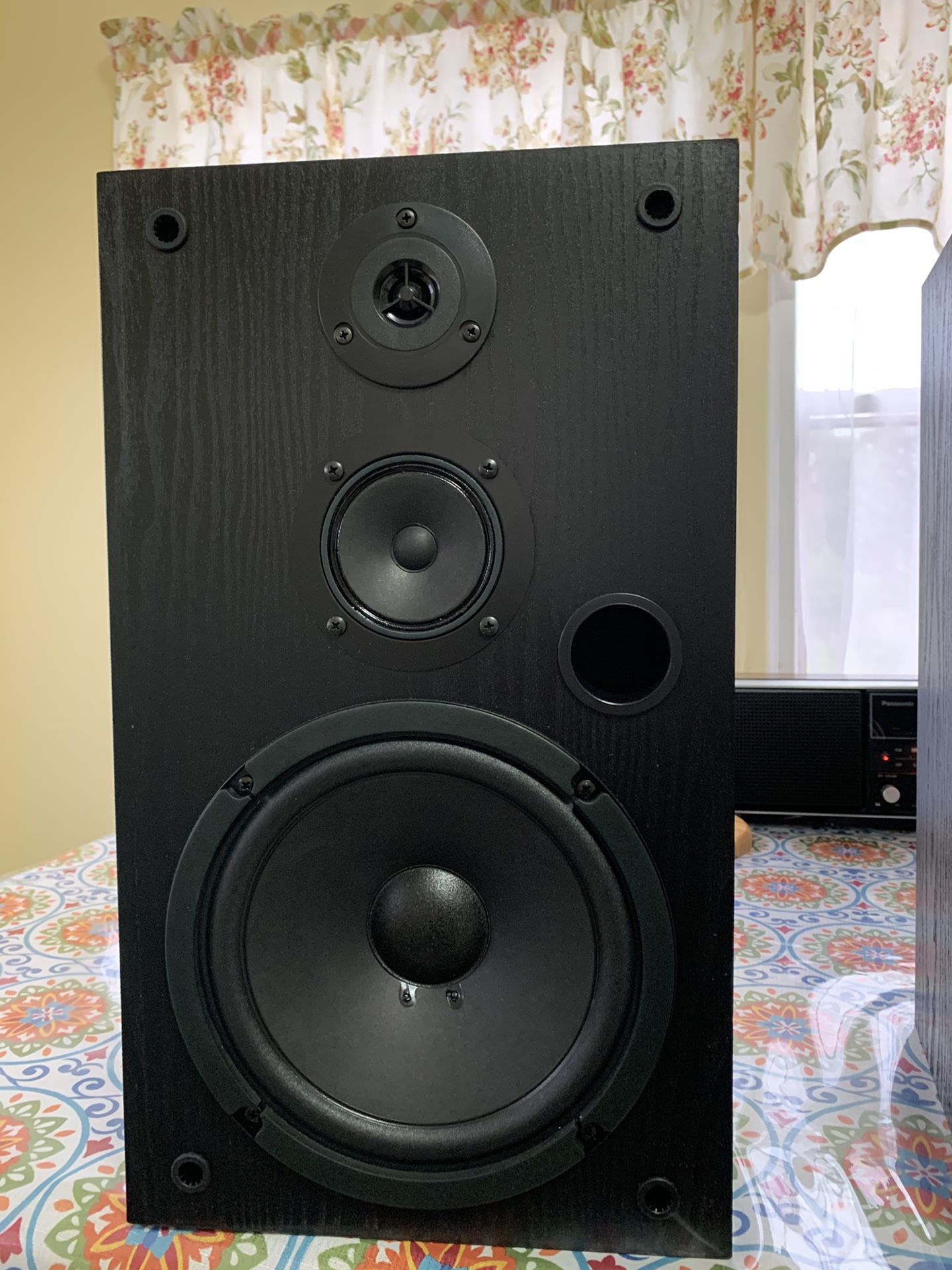 Pair of bookshelf speakers RCA cat405016 3way 150w max 40 for Sale
