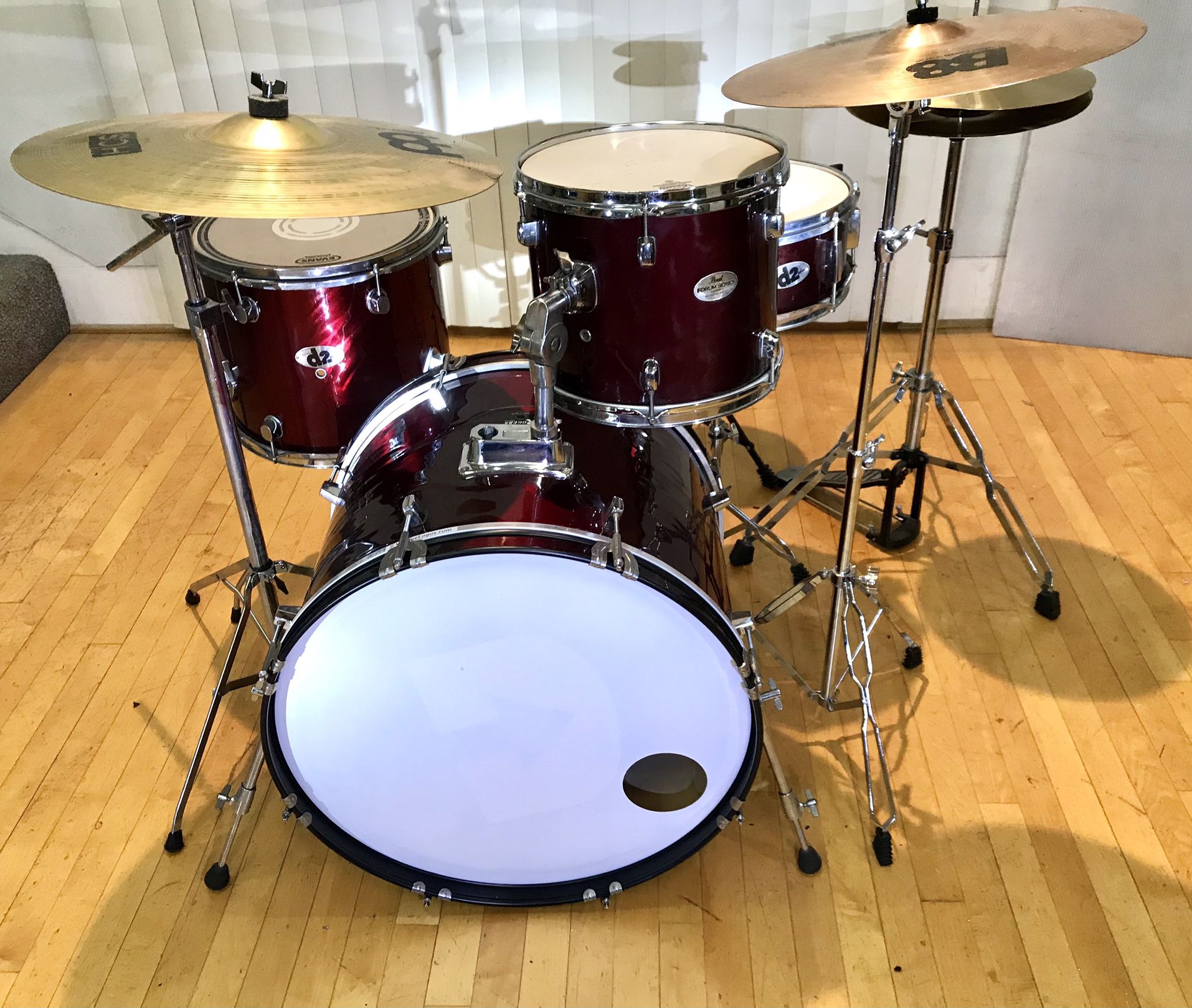 Red Jazz Drum Set Rogers 22” Bass Ddrum Snare And 14” Floor Pearl Tom Sabian Meinl Cymbals Throne Sticks Good Condition $250 in Ontario 91762