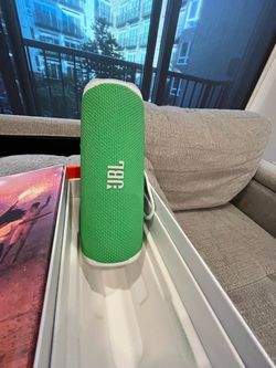 JBL Flip 6  (green) portable speaker