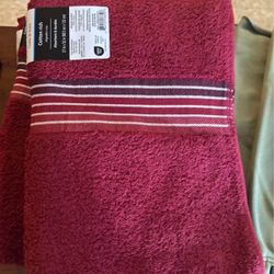 BURGUNDY BATH TOWELS 