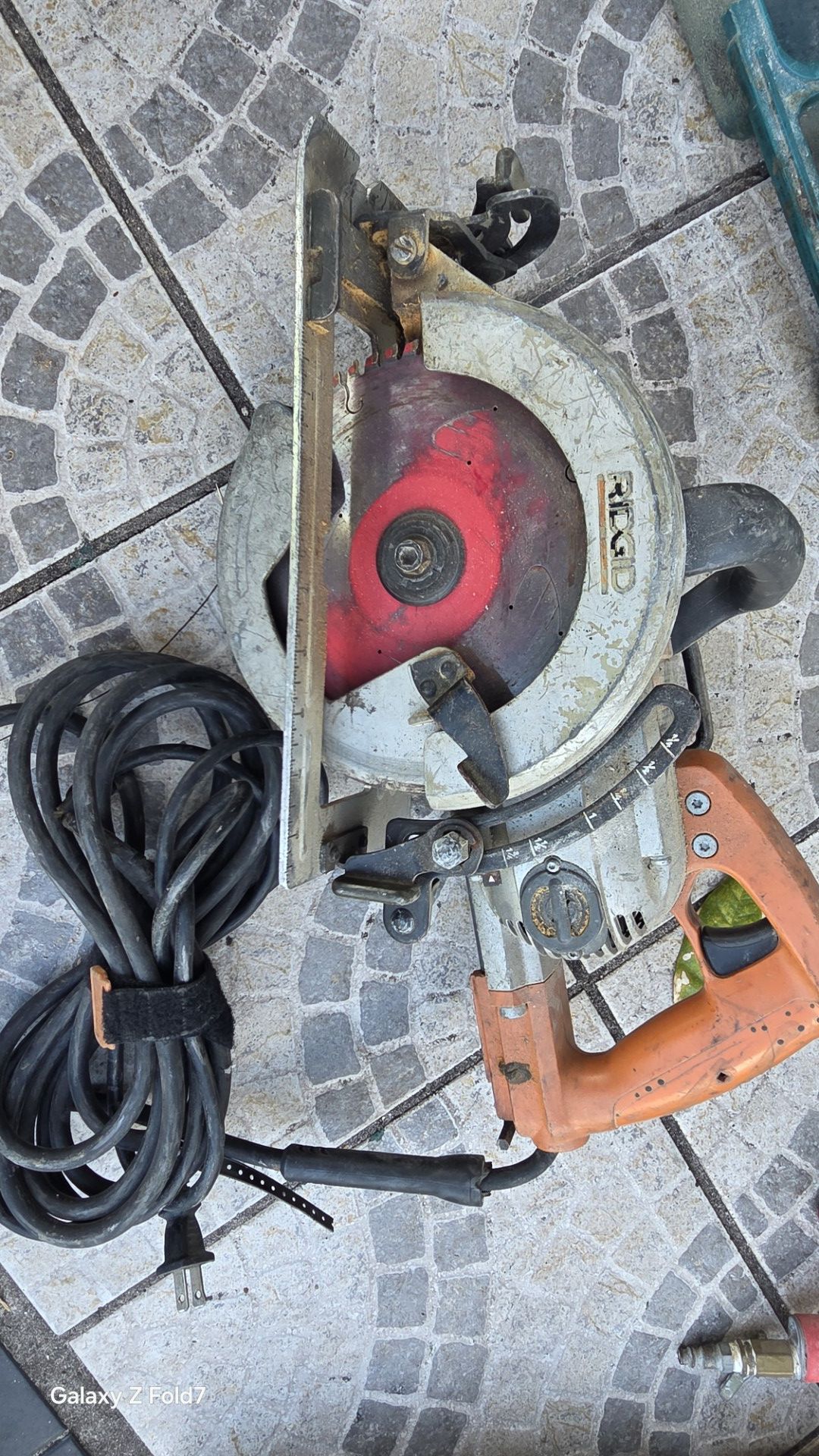 Ridgid R3210 7-1/4 in. Worm Drive Circular Saw.