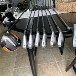 Full titleist/ Callaway golf set plus bag and putter