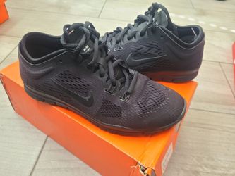 Womens NIKE Free FIT TR Shoe
Black
Size 6