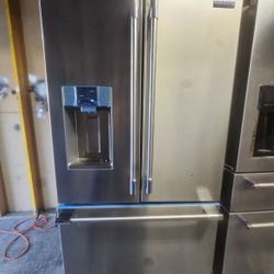 Refrigerator Frigidaire Professional New Floor Model 