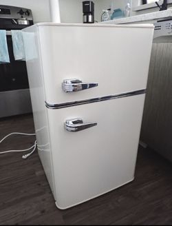 INSIGNIA Retro Mini Fridge with Top Freezer Refrigerator