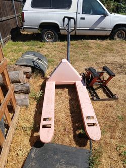 Selling A Haulmaster Palletjack 2.5 Tons 5000 K Pounds $150 Obo