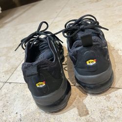 Black vapormax plus women 