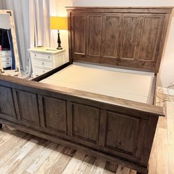King Bed **HEAVY  WOOD**