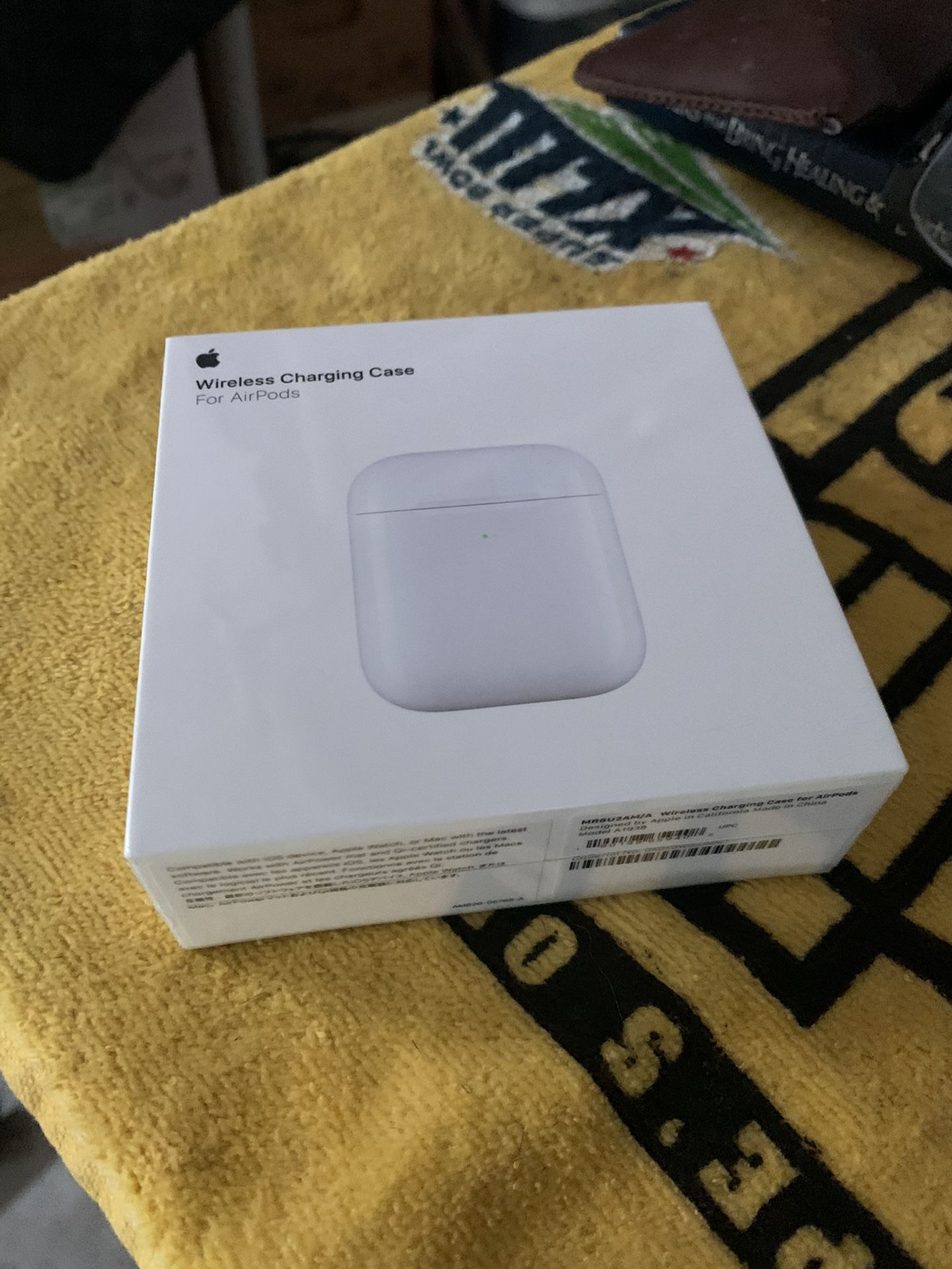 Apple AirPod wireless charging case