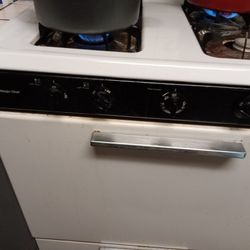 GAS. STOVE.  An  OVEN.    MAGIC  CHEF.    $40.