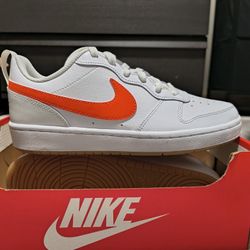 Nike Court Borough Low 2 (GS) SIZE 6Y/ or 7.5w