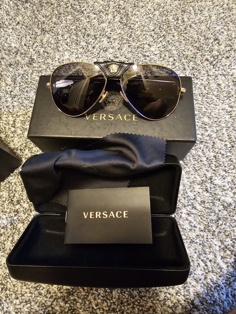 Versace Sunglasses. Like new. No scratches Versace Sunglasses no scratches main image 3