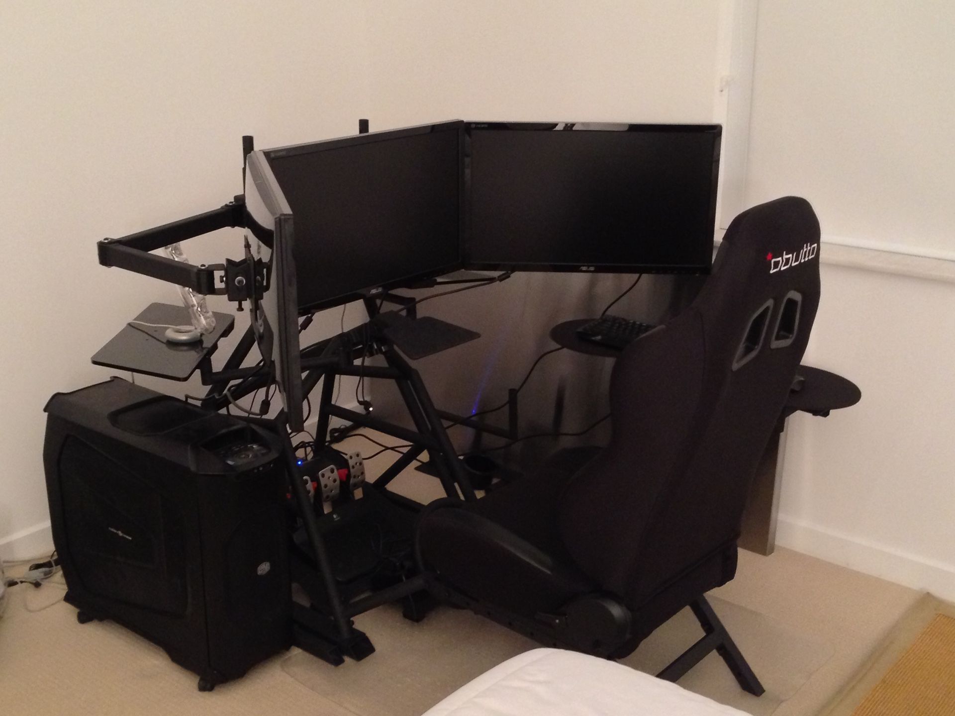 Obutto r3volution Cockpit with r3v 3 monitor stand and r3v tabletops
