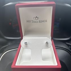 10k White solid Gold Earrings 