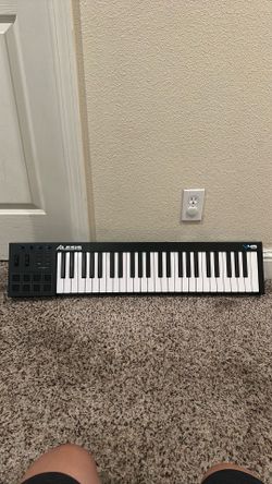 Alesis v49 USB MIDI Keyboard (light newl