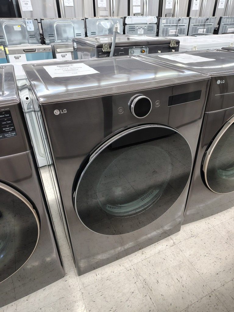 LG 7.4 Cu Ft Ultra Large Capacity Smart Front Load Gas Dryer w/ Built In Intelligence & TurboSteam