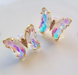 Gorgeous White Glass✨💖🦋 BUTTERFLY 🦋  💖 ✨E a r r i  n g s