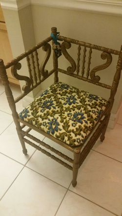 Vintage corner chair / crate ottoman