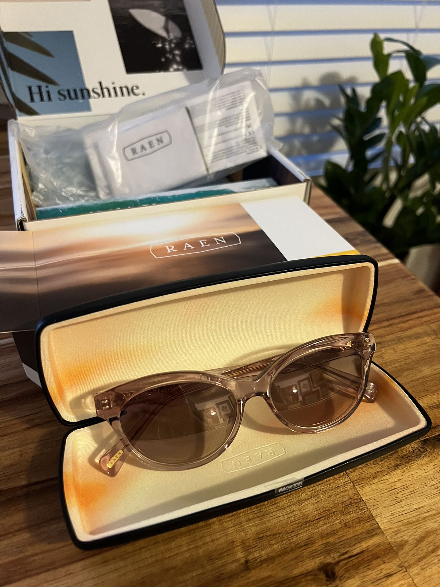 Raen “Blondie” Sunglasses Brand new Unused