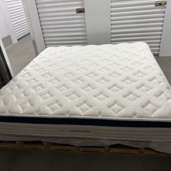 Like New Helix Midnight Pillow Top King Mattress