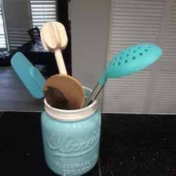 KITCHEN UTENSILS HOLDER EVERYTHING INCLUDED $12