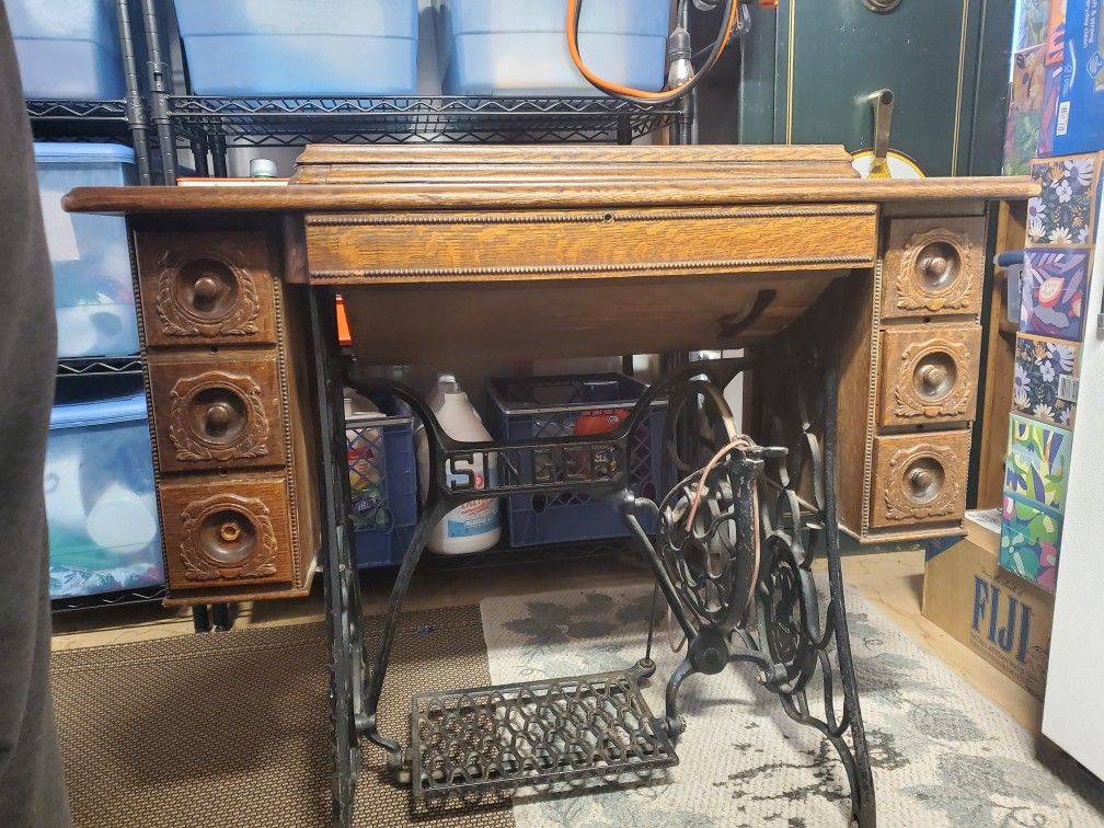 Singer Sewing Machine 