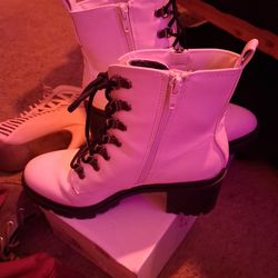White boots Size 7