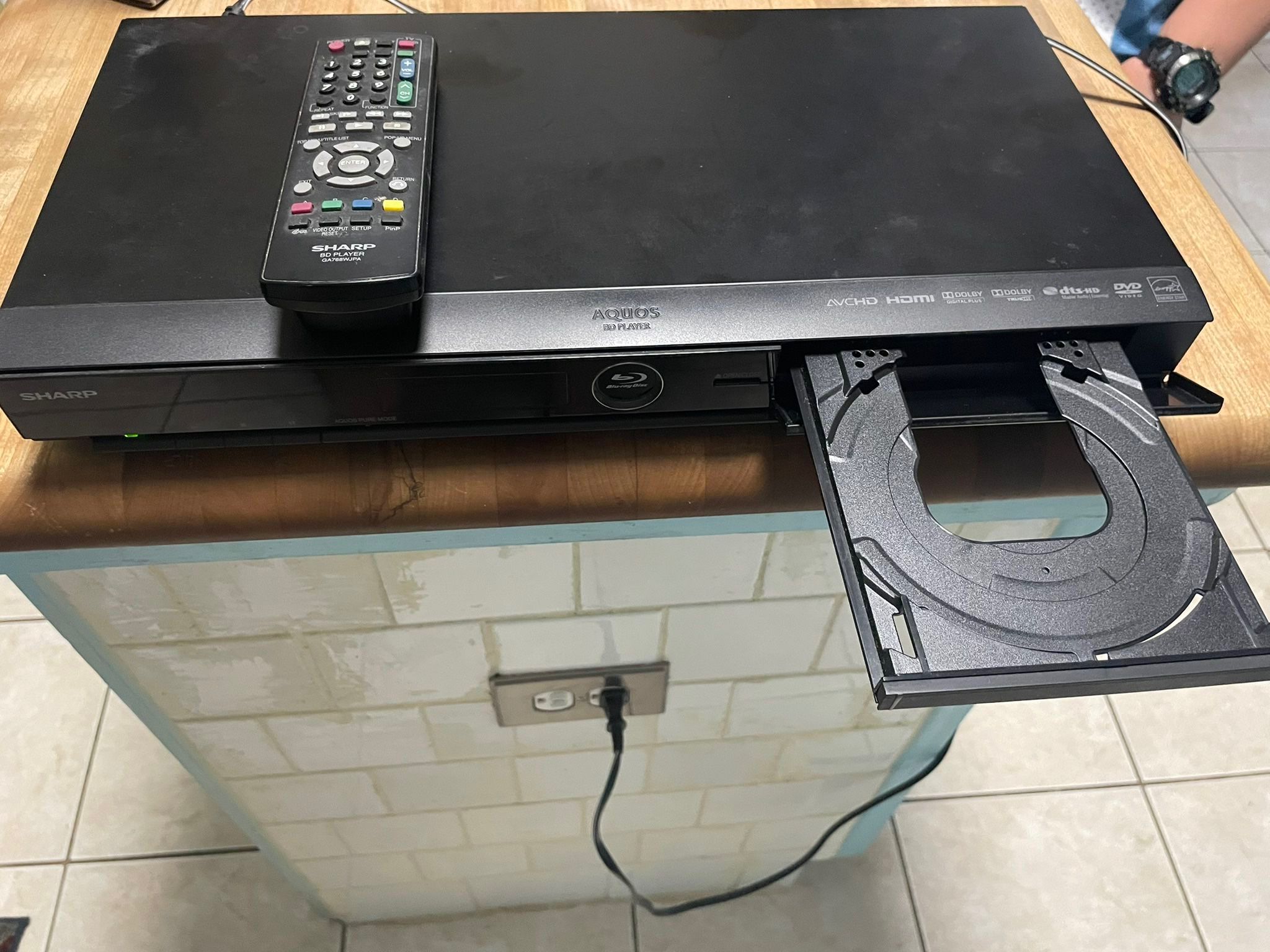 Sharp Aquios Blu Ray Disk Player With Remote 