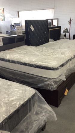 Queen Size Bed With Drawers
