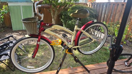 La Jolla Street Cruiser bike w/ basket