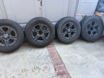 Toyota Tacoma Set Tires And Rims 265/70/17