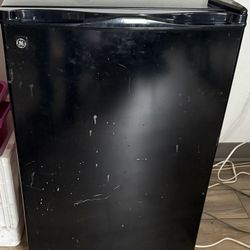 General Electric Mini fridge, With Freezer  