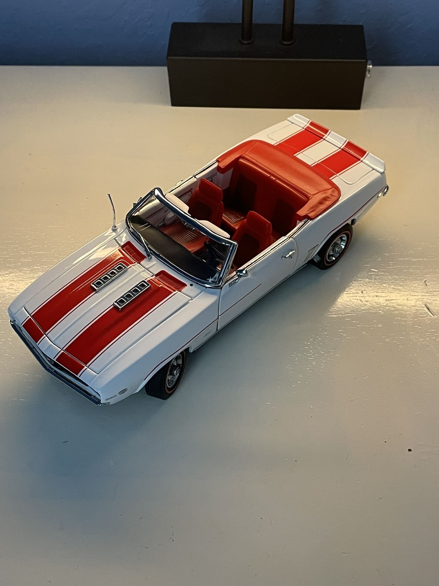 Danbury Mint 1969 CHEVROLET CAMARO SS 1 :24 With Racing Stripes