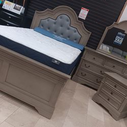 *Bedroom Special*---Frisco Bold Queen Bedroom Sets---Starting At $799---Delivery And Financing Available👏