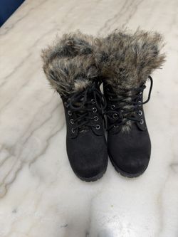 This is a pair of black Soda women's boots with a faux fur trim