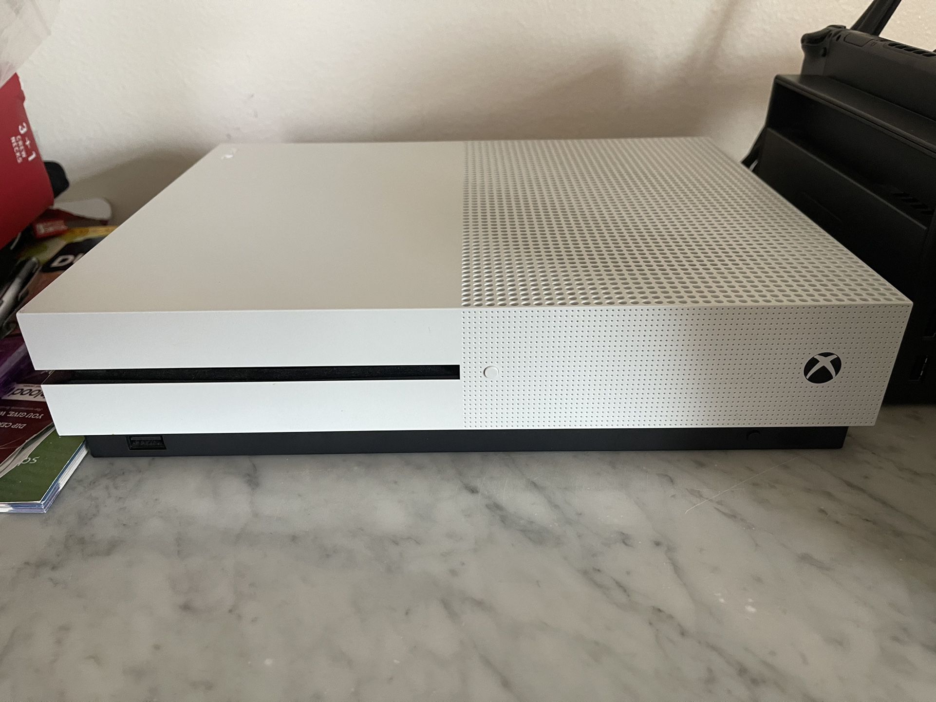 Xbox One S 2TB, Extra Controller, 3 Games