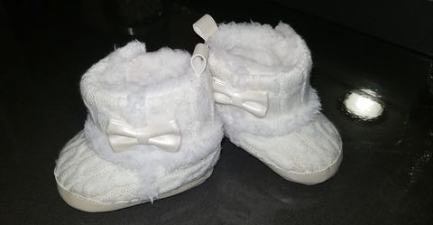 White babygirl boots 0-3 months!!