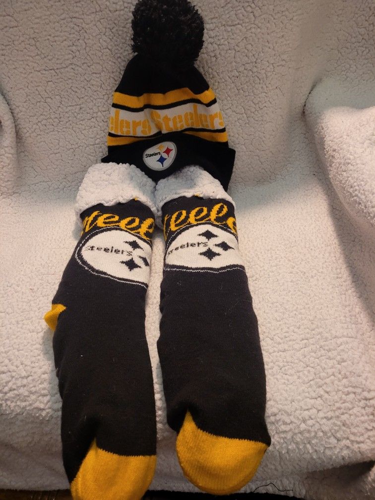 NFL Pittsburgh Steelers Adults Unisex Super Beanie Knit Hat & Slipper socks