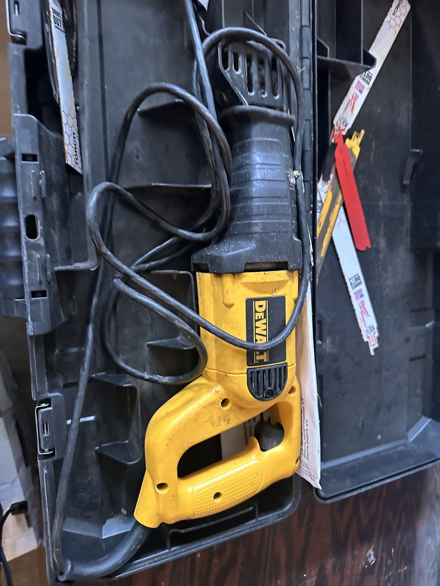 DeWALT Saw